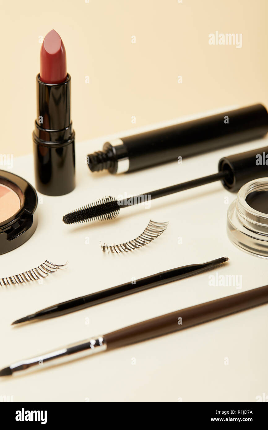 Close-up shot di trucco kit di accessori sul beige Foto Stock