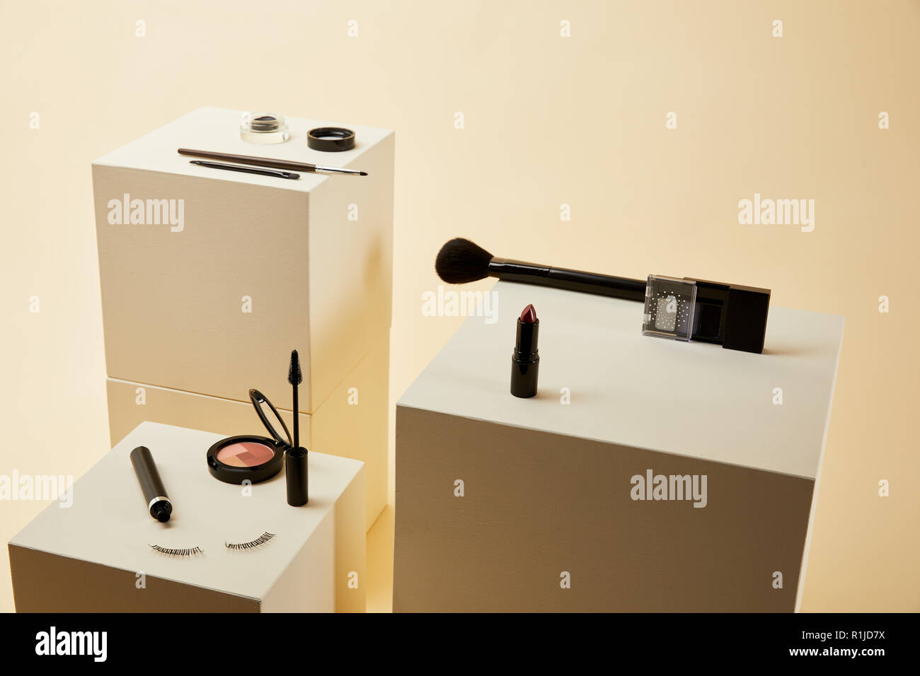 Vari accessori per il trucco kit su cubetti di colore beige Foto Stock
