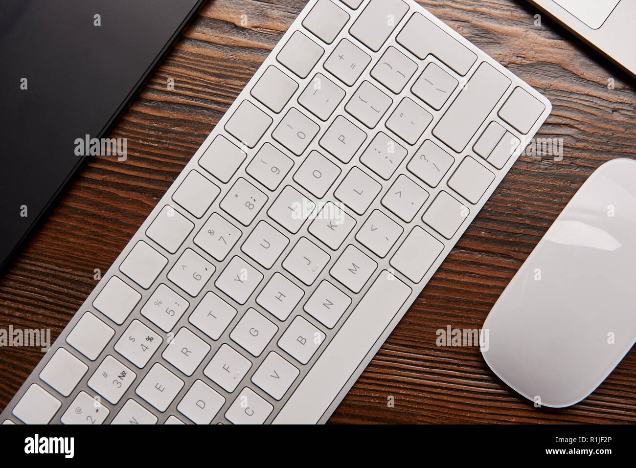 Vista superiore del computer portatile con la tastiera wireless e la tavoletta grafica su graphics designer workplace Foto Stock