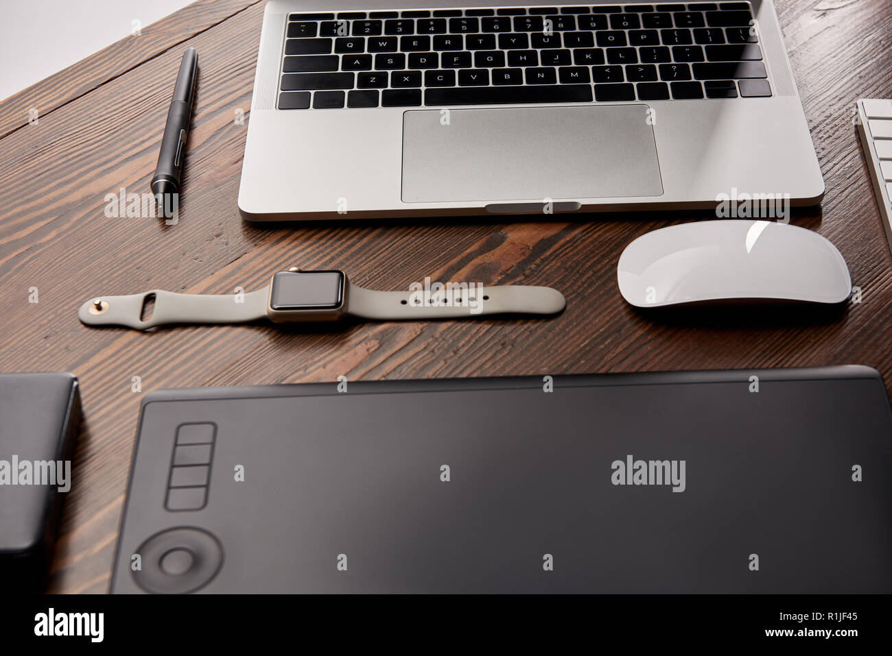 Composto vari gadget su graphics designer workplace Foto Stock