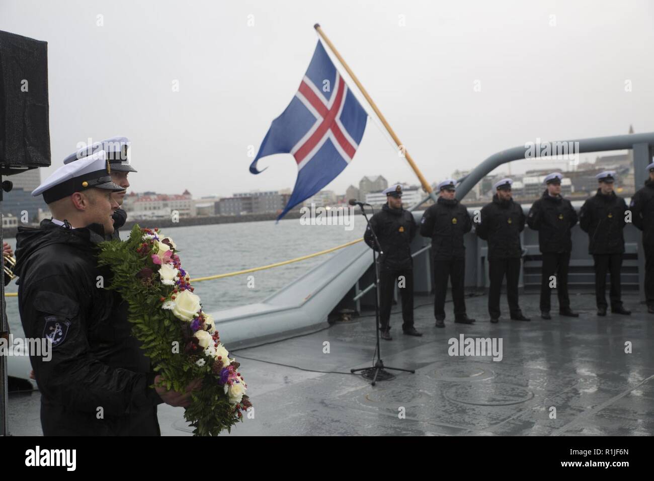 Icelandic Coast Guard ospita una cerimonia per commemorare la battaglia dell'Atlantico, la più lunga continua battaglia militare durante la II Guerra Mondiale, a bordo la Icelandic Coast Guard nave Thor, nella baia di Faxa, Reykjavik, Islanda, 16 ottobre 2018. Che commemora il settantacinquesimo anniversario della svolta nel 1943, i partecipanti hanno reso omaggio a oltre centomila persone che hanno perso la vita durante la Battaglia di Atlantico. Foto Stock