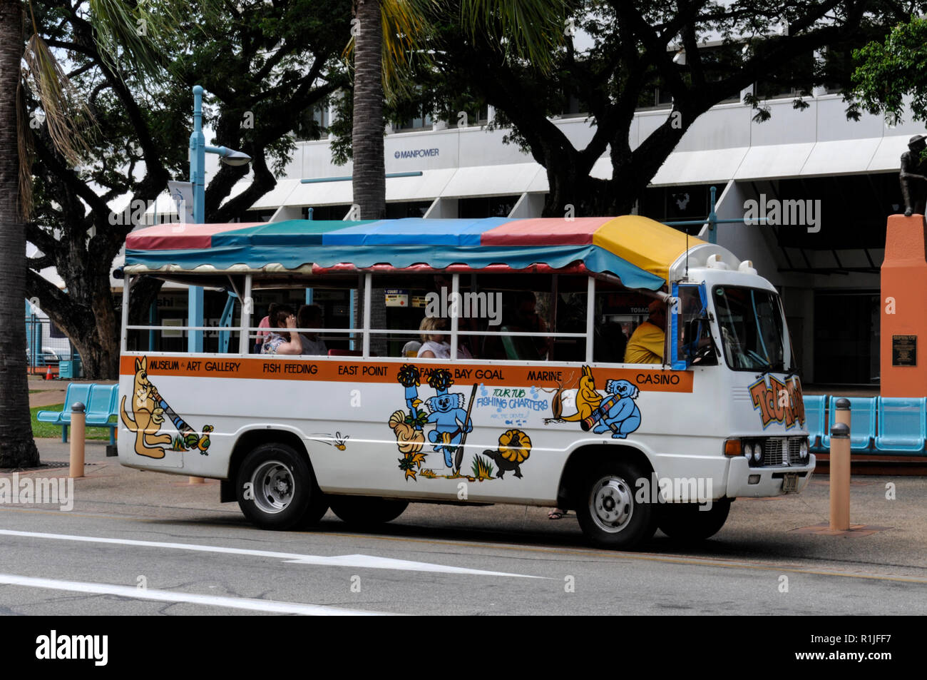 Un gruppo di turisti in un tour panoramico in autobus di Darwin, territorio del Nord, Australia Foto Stock