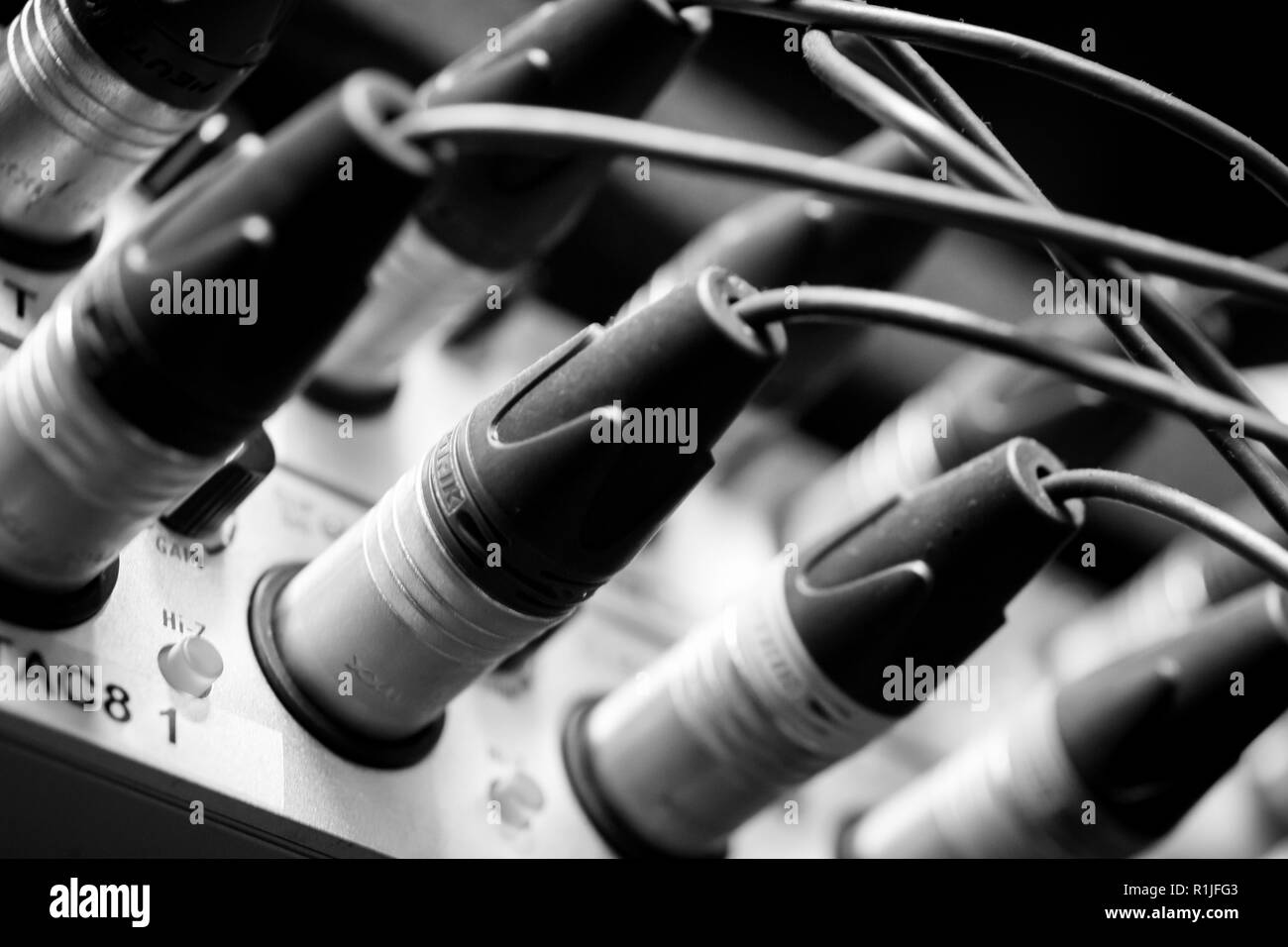 Uscita audio analogica strumentazione digitale/ filo connettore del cavo  sulla scheda Audio Digitale Foto stock - Alamy