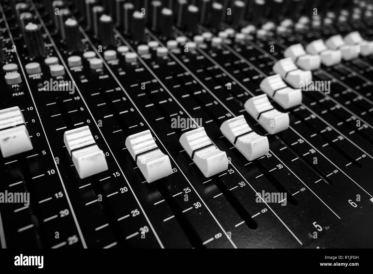 Audio professionale console di mixaggio fader, scrivania nero e bianco fader controller Foto Stock