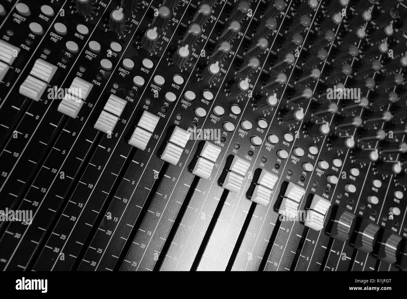 Audio professionale console di mixaggio fader, scrivania nero e bianco controller fader e manopole aux Foto Stock