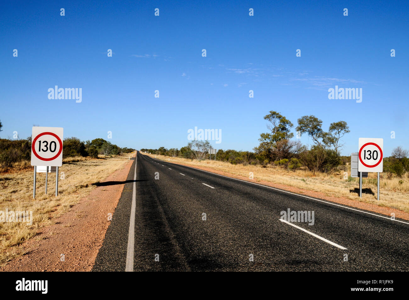 I segnali di velocità di Two130klm sulla Stuart Highway a una corsia vicino ad Alice nel territorio del Nord dell'Australia. Foto Stock
