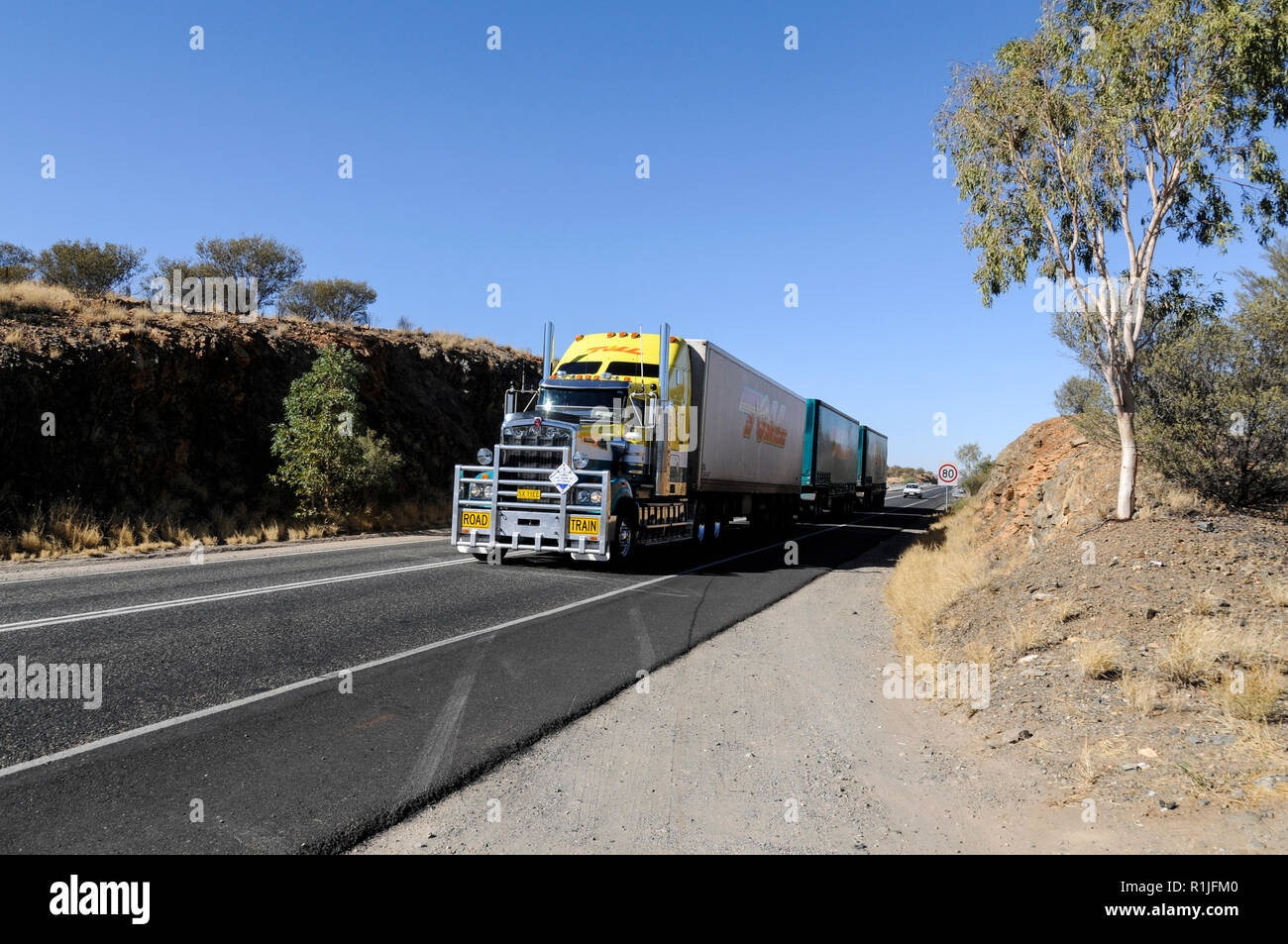 Un treno stradale australiano diretto a Darwin noto come ‘Top End’ parte da Alice Springs, una delle poche ‘soste dei box’ principali per le sue strutture di trasporto Foto Stock