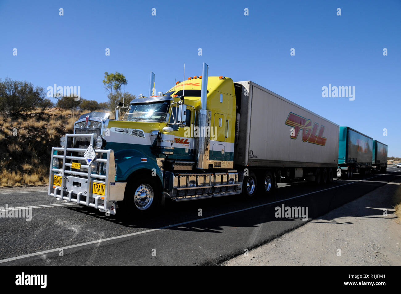 Un treno stradale australiano diretto a Darwin noto come ‘Top End’ parte da Alice Springs, una delle poche ‘soste dei box’ principali per le sue strutture di trasporto Foto Stock