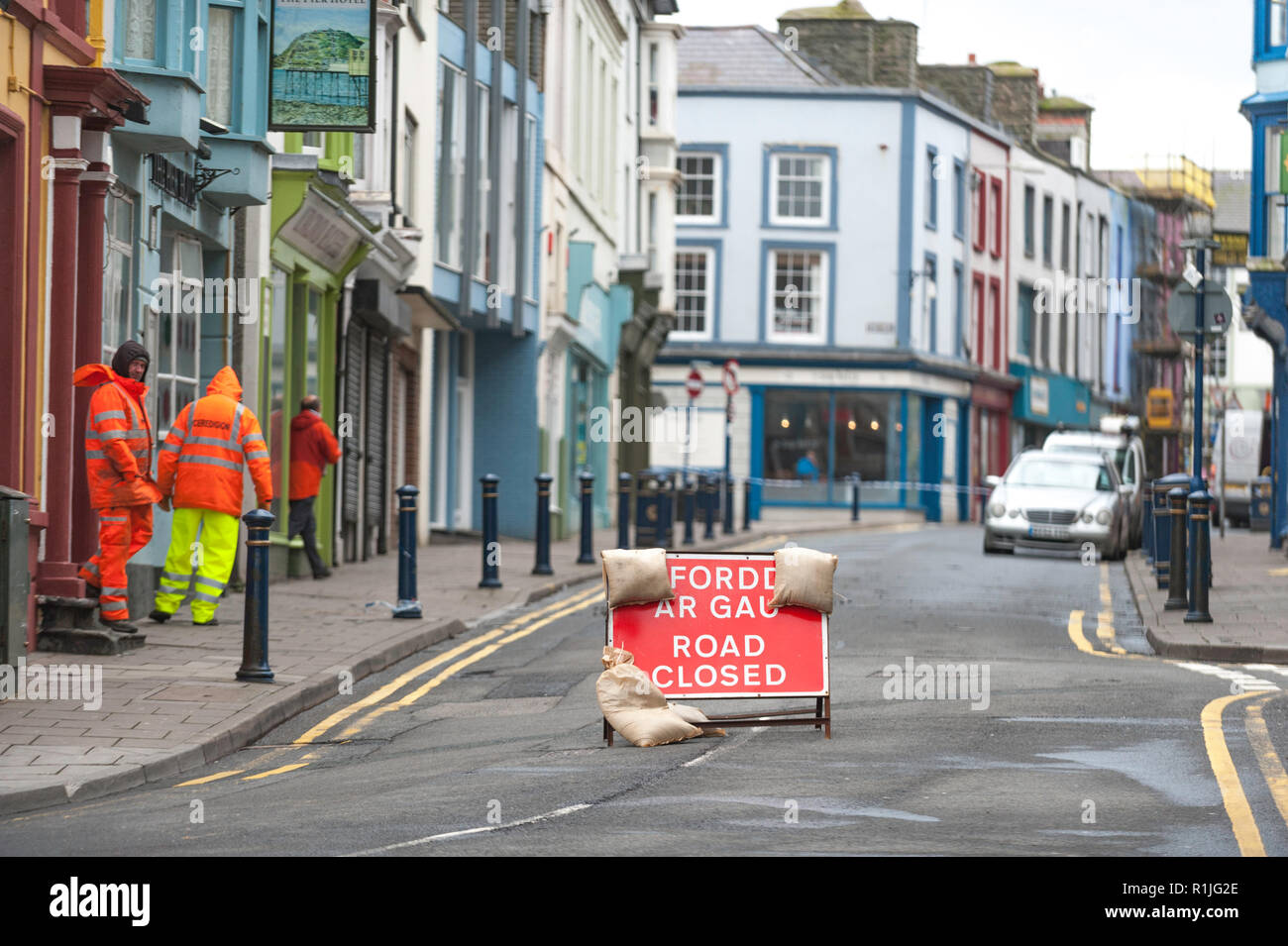 Il clean-up in Aberystwyth, Ceredigion dopo una grande tempesta di neve. Foto Stock