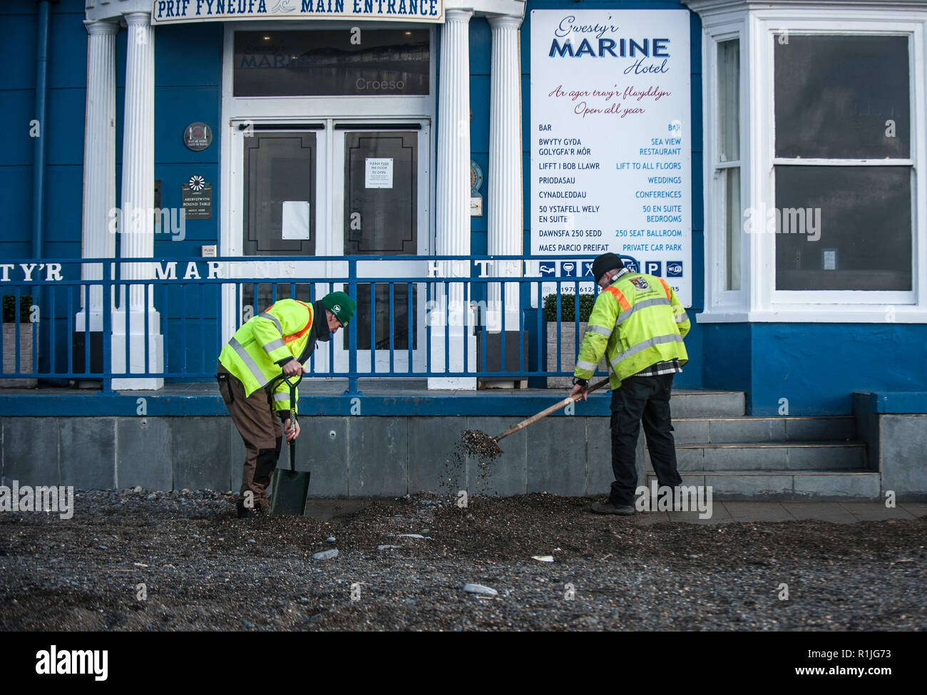 Il clean-up in Aberystwyth, Ceredigion dopo una grande tempesta di neve. Foto Stock