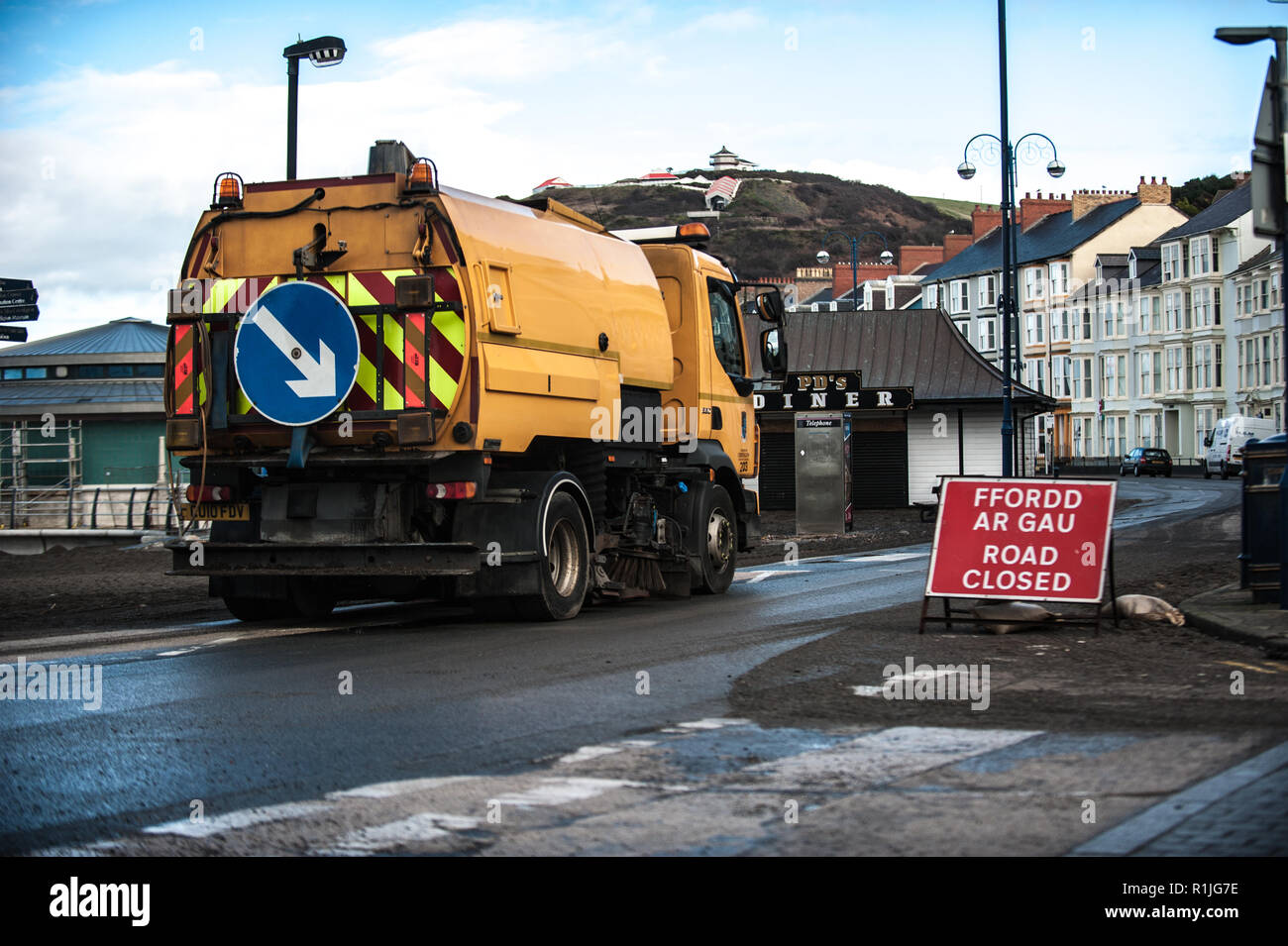 Il clean-up in Aberystwyth, Ceredigion dopo una grande tempesta di neve. Foto Stock