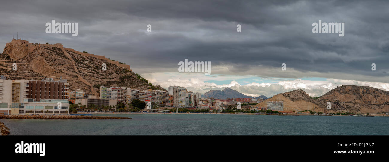 Panorama di Alicante e la Santa Bárbara castle Foto Stock
