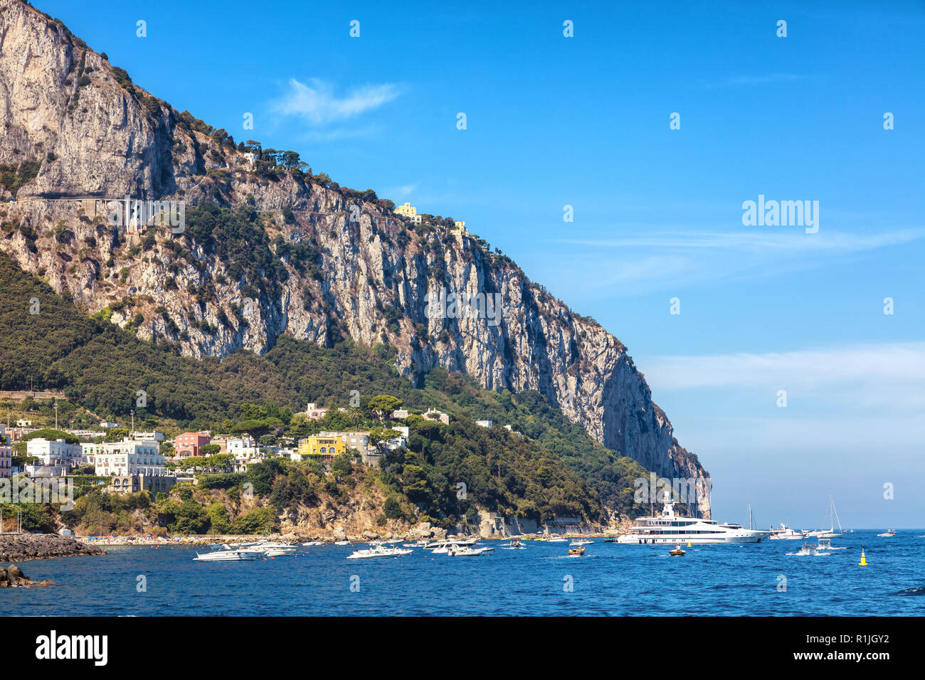 Vista sul mare e la città di Capri e il Vesuvio, dalle alture del Monte Solaro, Anacapri, Isola di Capri, area di Napoli, Italia Foto Stock