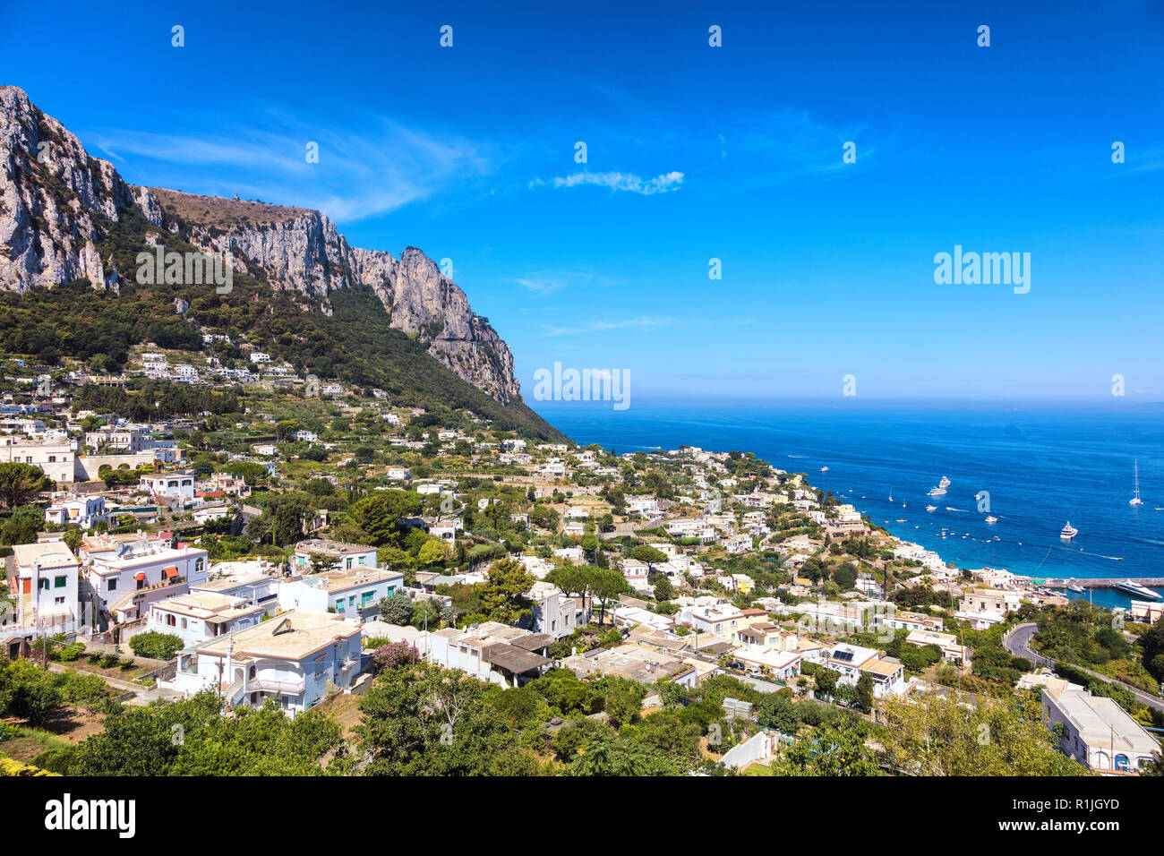 Vista sul mare e la città di Capri e il Vesuvio, dalle alture del Monte Solaro, Anacapri, Isola di Capri, area di Napoli, Italia Foto Stock