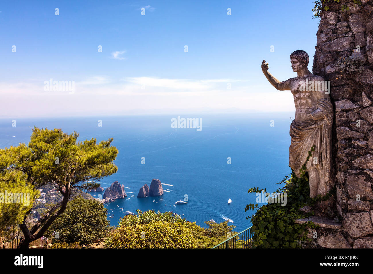 Vista sul mare e la statua dell'imperatore agosto, dalle alture del Monte Solaro, Anacapri, Isola di Capri, Italie Foto Stock