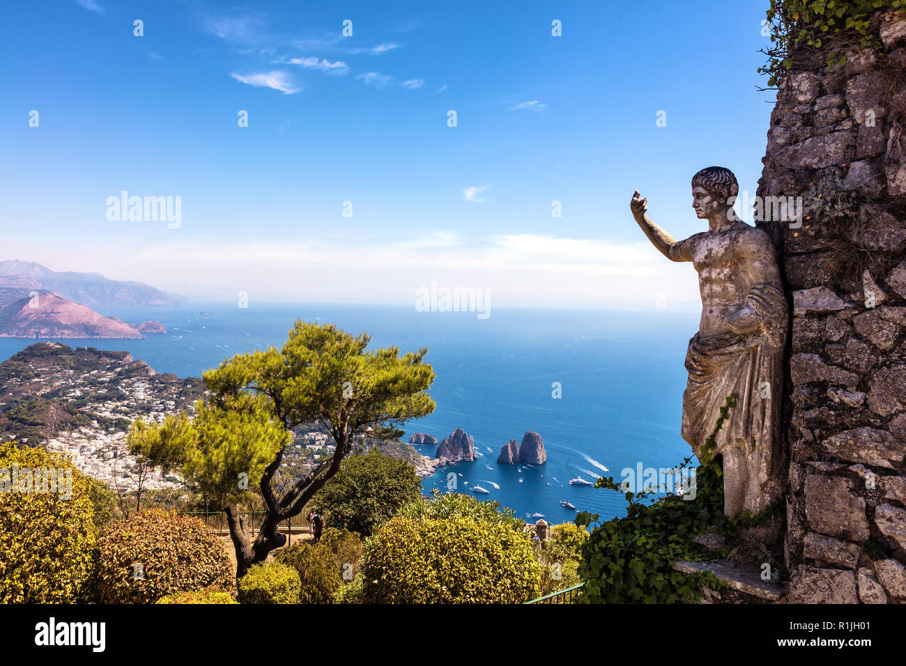 Vista sul mare e la statua dell'imperatore agosto, dalle alture del Monte Solaro, Anacapri, Isola di Capri, Italie Foto Stock
