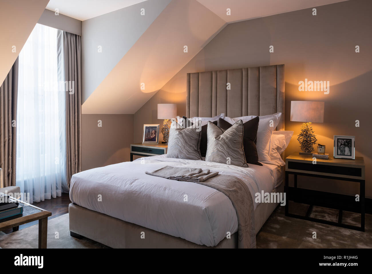 Grigio e bianco camera da letto dai toni Foto Stock