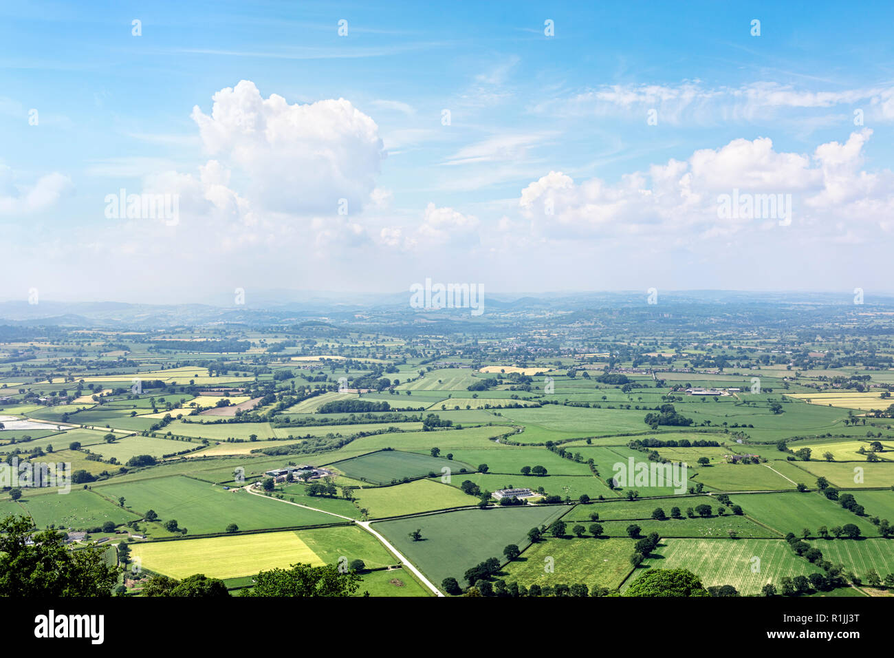 Campagna inglese panorama del paesaggio con cielo blu Foto Stock