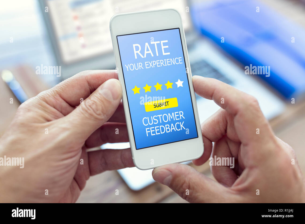 Il feedback del cliente sotto forma di tasso di esperienza star rating sul telefono cellulare Foto Stock