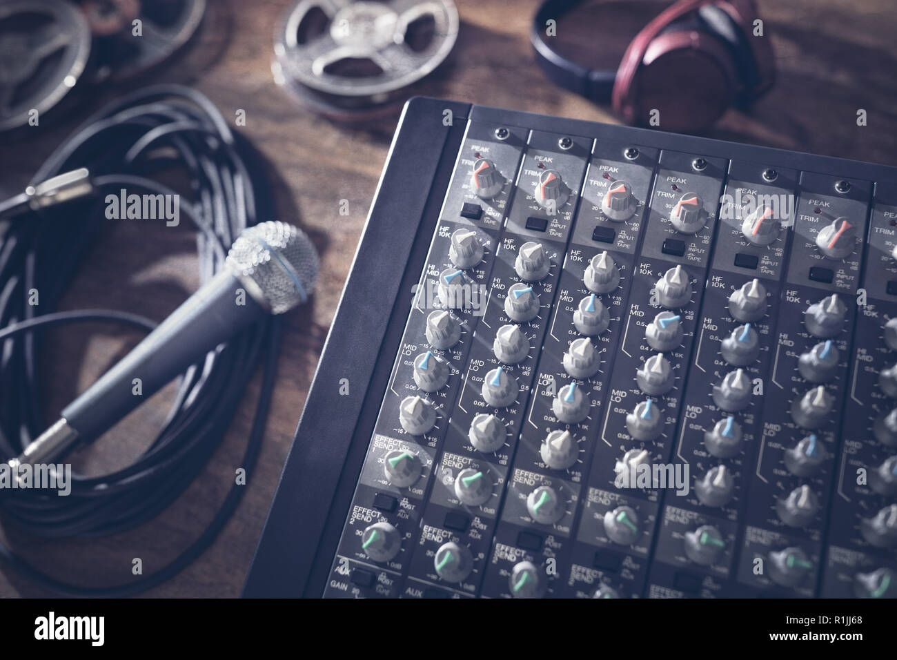 Registrazione audio mixer studio scrivania con microfono, cuffie e nastro di aspo Foto Stock