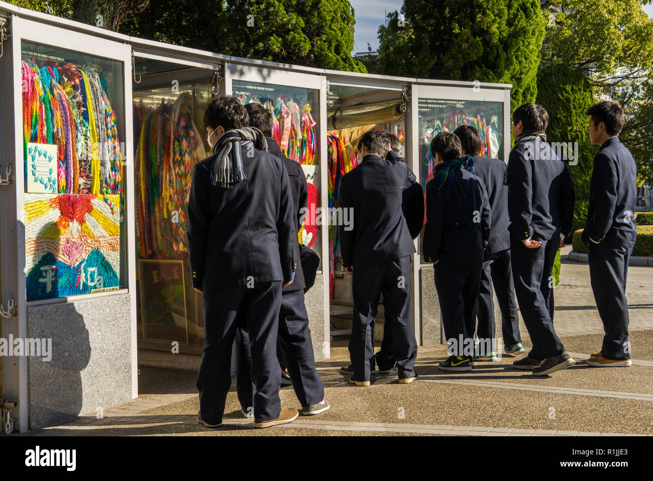 Hiroshima, Giappone. 12-9-2015. Gli studenti di visitare i bambini bomba atomica memorial Foto Stock