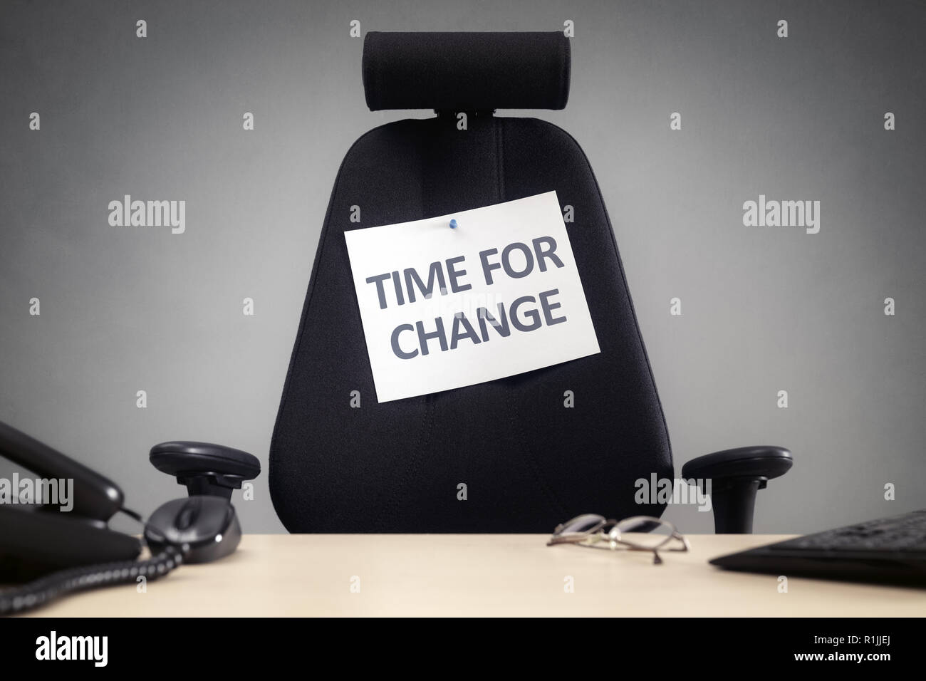 Il tempo per cambiare vuoto sedia business con segno nel concetto di ufficio per la motivazione, opportunità e progresso Foto Stock