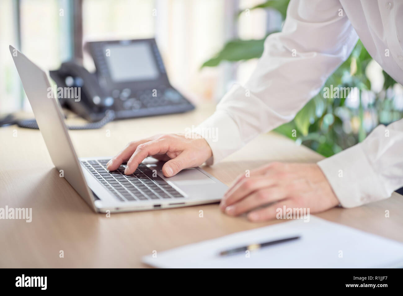 Uomo d affari con computer laptop sulla scrivania in ufficio Foto Stock