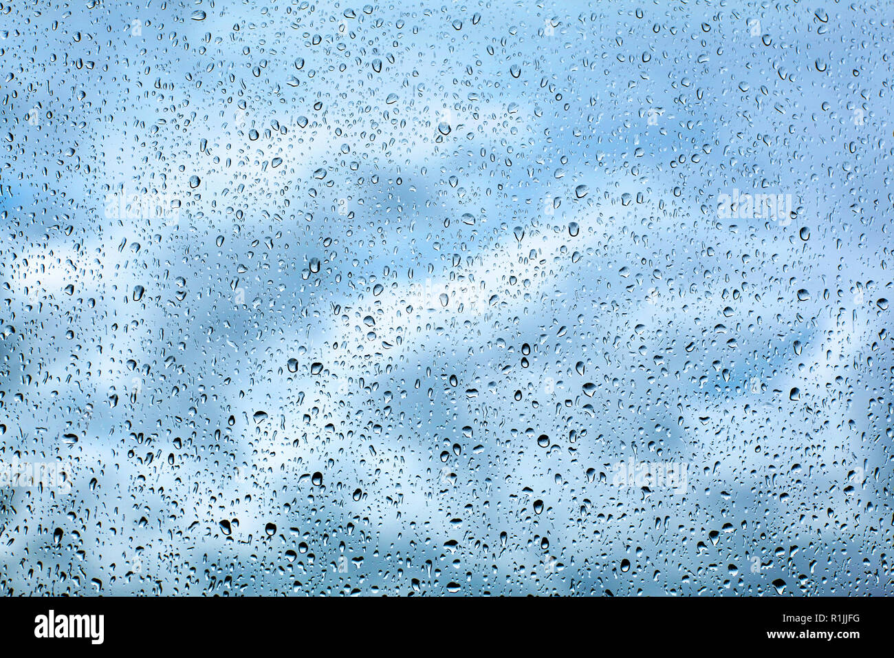 Pioggia di gocce di acqua su vetro Foto Stock