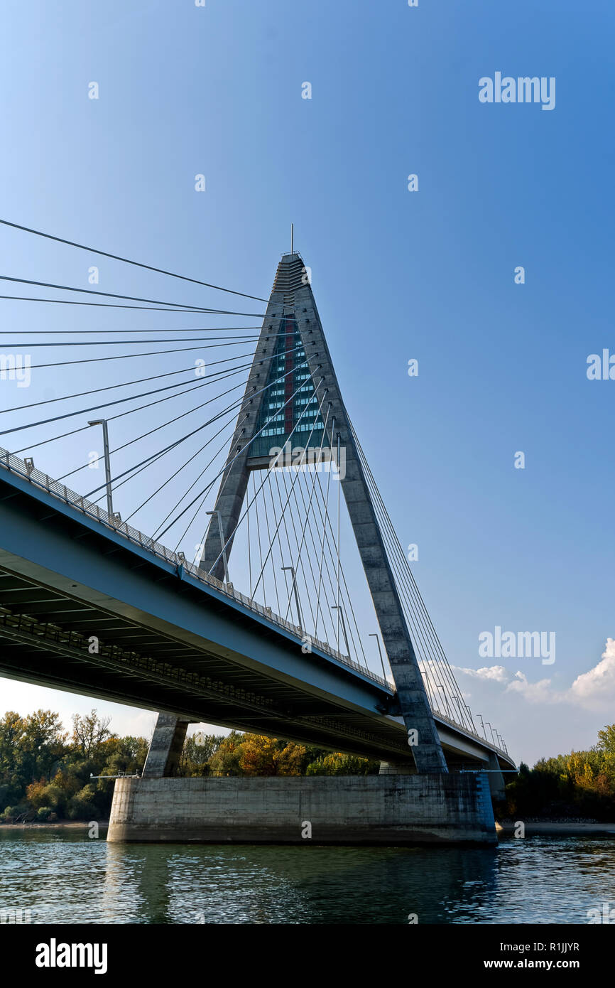 Autostrada M0 ponte sopra il fiume Danubio nella periferia nord di Budapest, Ungheria. Foto Stock