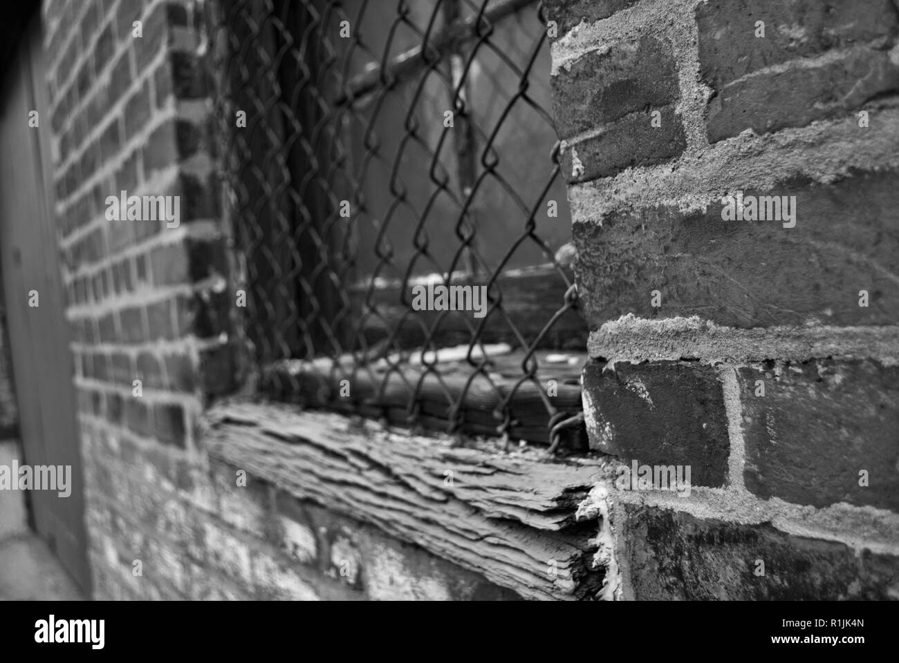 In prossimità di una sporca rotto intavolato davanzale su un edificio abbandonato Foto Stock