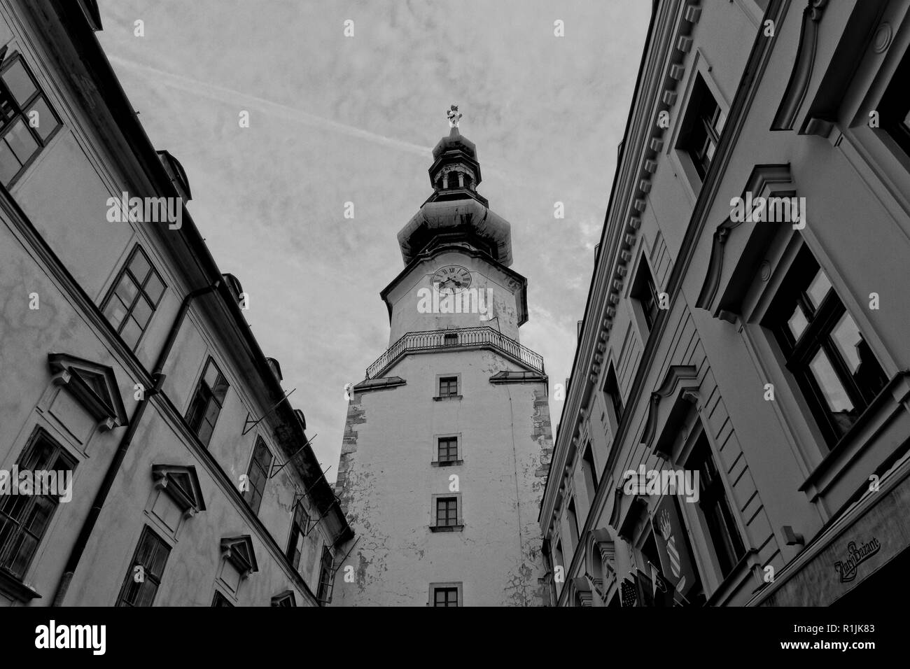 Bratislava, città capitale della Slovacchia. Una parte della città vecchia ed edifici anteriori all'epoca comunista. Foto Stock
