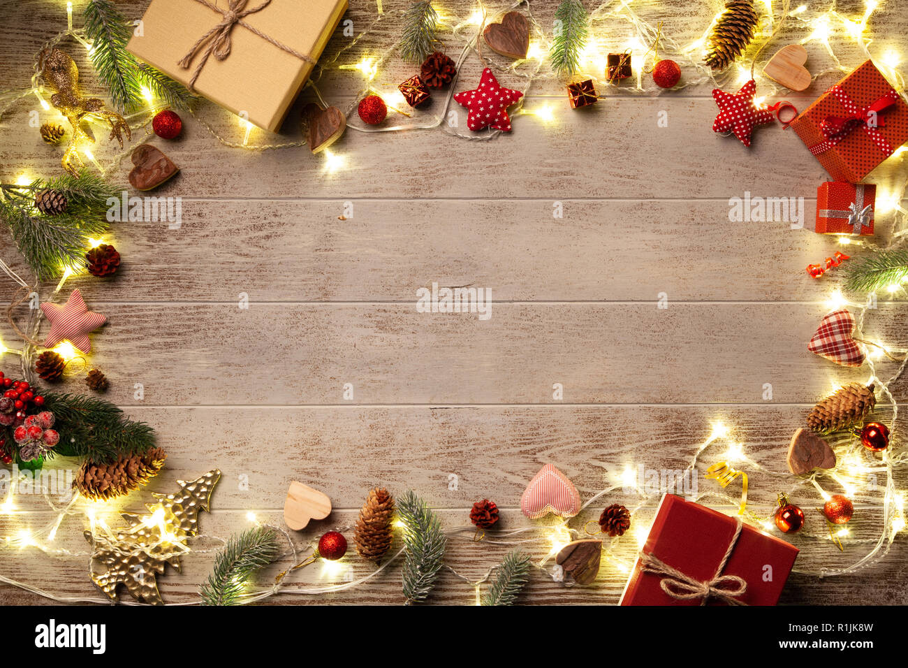 Le luci di Natale che splende su sfondo boscoso Foto Stock