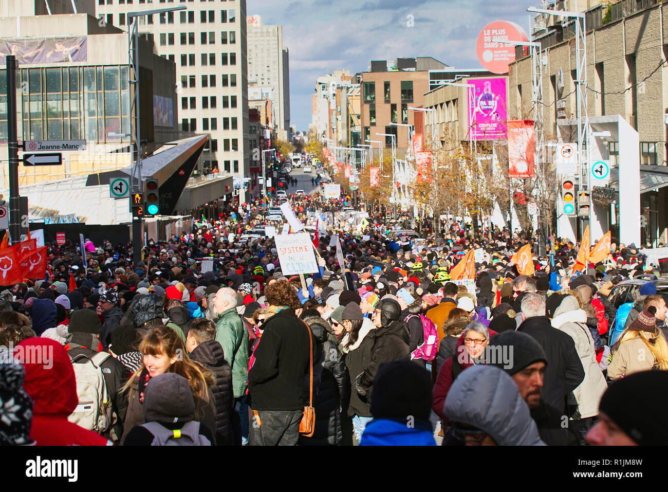 Montreal, Canada.10 Novembre,2018.Montrealers partecipano in un clima marzo per l'ambiente.Credit:Mario Beauregard/ALamy Live News Foto Stock