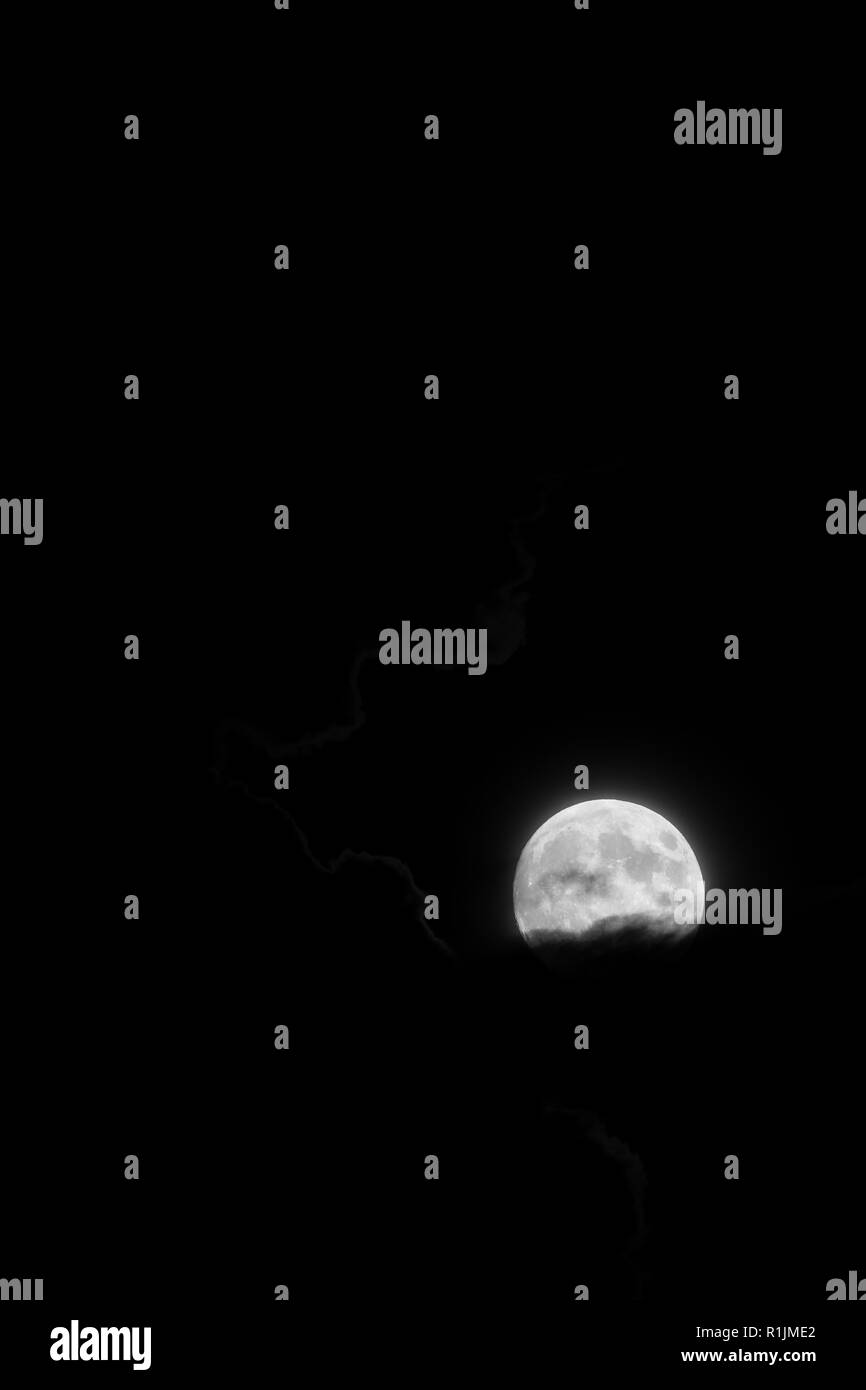 Fotografia in bianco e nero di luna di sangue prima di eclipse, prese in consegna la Bulgaria, sullo spesso cielo nero la notte del 26 luglio 2018 parzialmente nascosta Foto Stock