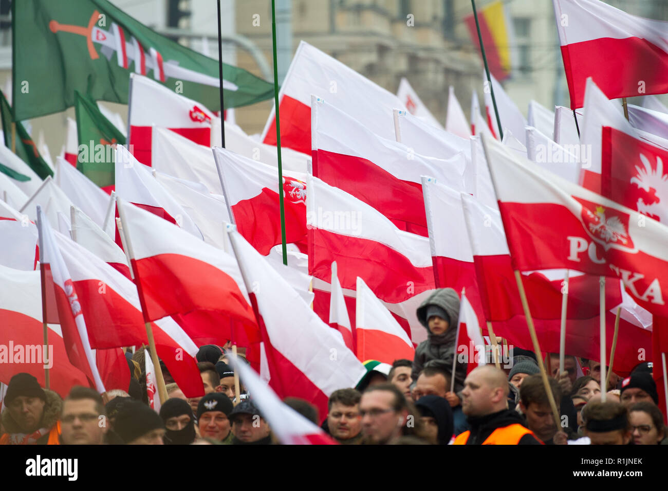 Il bianco e il rosso marzo per voi la Polonia celebra il polacco giorno dell indipendenza nazionale nel centesimo anniversario del restauro della Polonia di sovranità di af Foto Stock