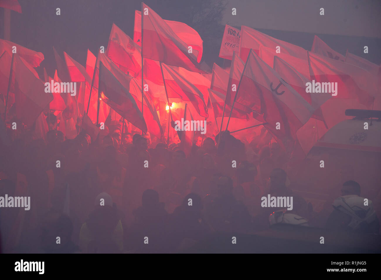 Il bianco e il rosso marzo per voi la Polonia celebra il polacco giorno dell indipendenza nazionale nel centesimo anniversario del restauro della Polonia di sovranità di af Foto Stock