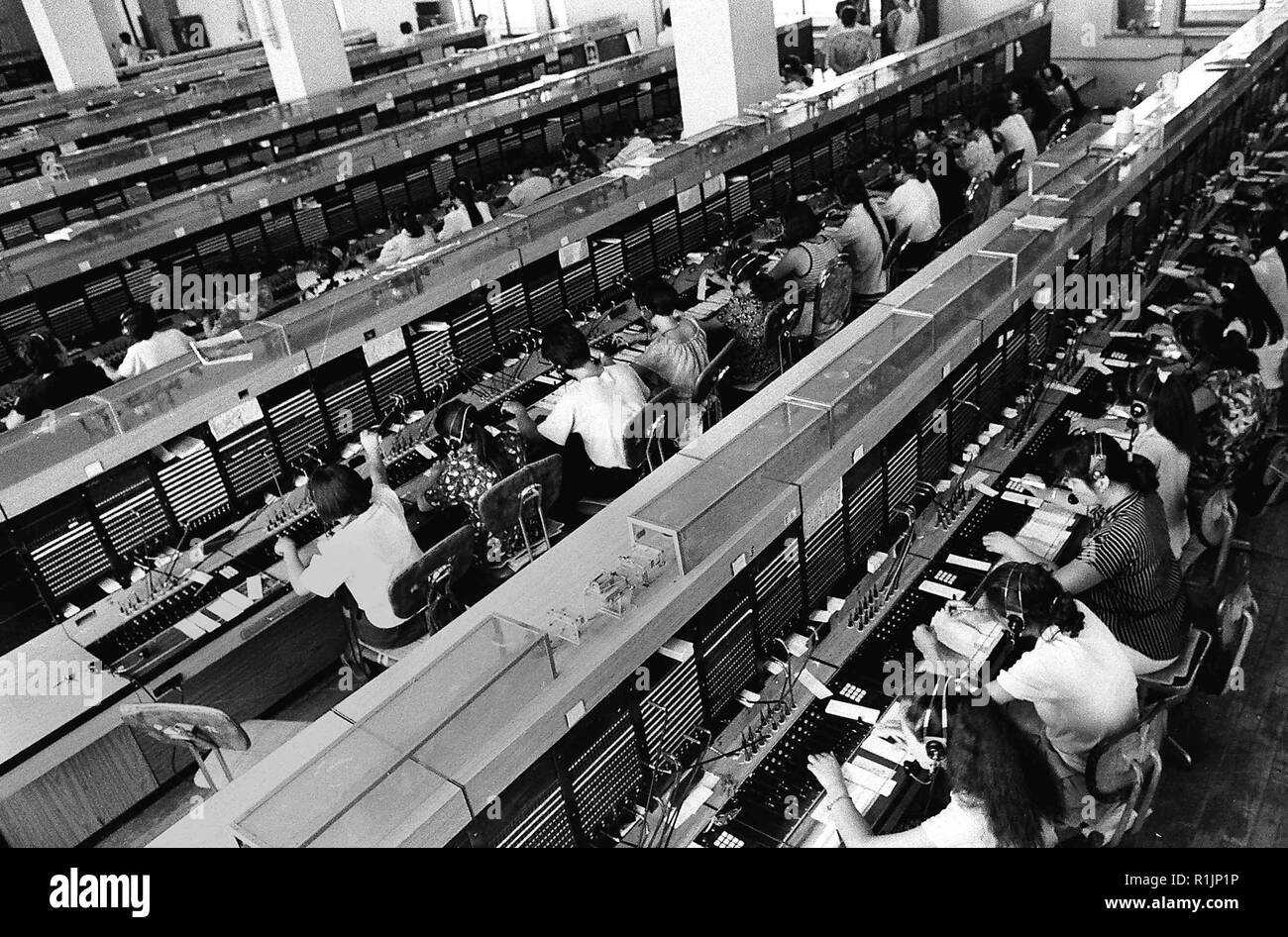 181113) -- PECHINO, nov. 13, 2018 (Xinhua) -- gli operatori telefonici  lavoro a Zhengzhou telecom bureau in Zhengzhou, centrale cinese della  Provincia di Henan, nel maggio del 1986. Più di quattro decenni