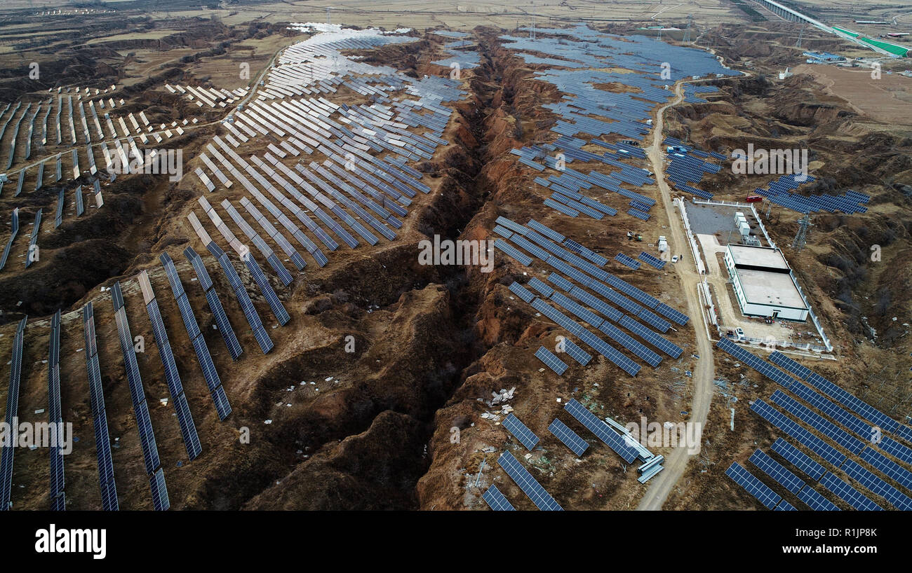 Zhangjiakou, Zhangjiakou, Cina. Xiii Nov, 2018. Zhangjiakou, CINA-il governo locale di fare un investimento di 7,9 miliardi di yuan per costruire 16 potenza fotovoltaico impianti in Zhangjiakou, nel nord della Cina di nella provincia di Hebei. Credito: SIPA Asia/ZUMA filo/Alamy Live News Foto Stock