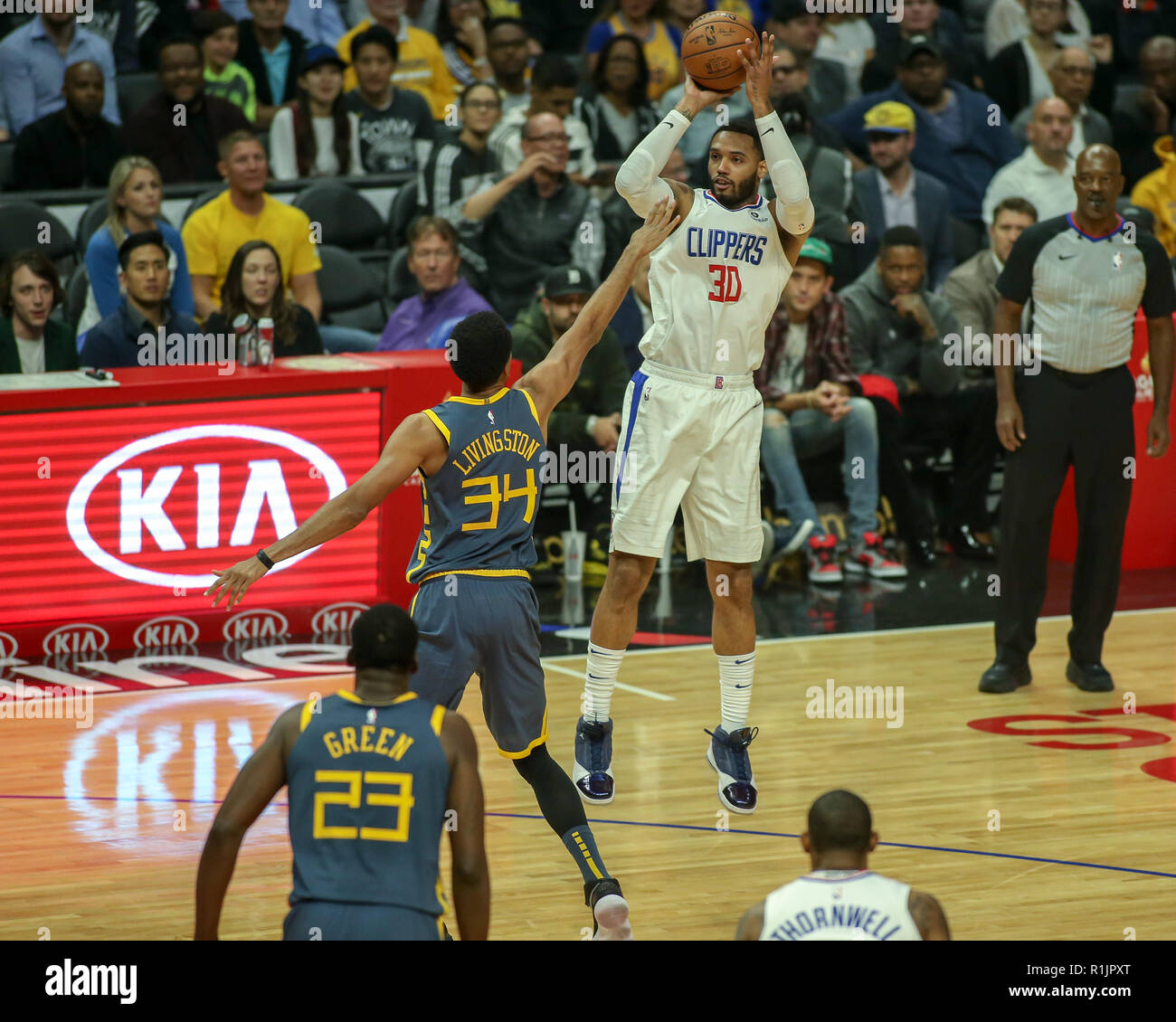 Los Angeles, CA, Stati Uniti d'America. Xii Nov, 2018. LA Clippers avanti Mike Scott #30 riprese durante la Golden State Warriors vs Los Angeles Clippers a Staples Center il 12 novembre 2018. (Foto di Jevone Moore) Credito: csm/Alamy Live News Foto Stock