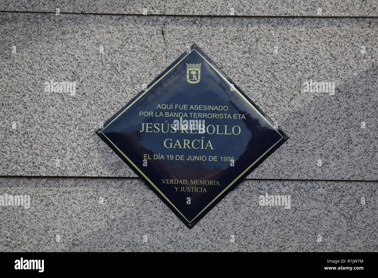 Madrid, Spagna. 13 Nov 2018. Scoprimento di una lapide in onore di Gesù Rebollo Garcia, Madrid la polizia municipale è morto in un attentato dell'ETA nel 1995 durante il corso delle loro funzioni nella Plaza de Callao. il Nov 13, 2018 a Madrid, Spagna Credito: Jesús Hellin/Alamy Live News Foto Stock