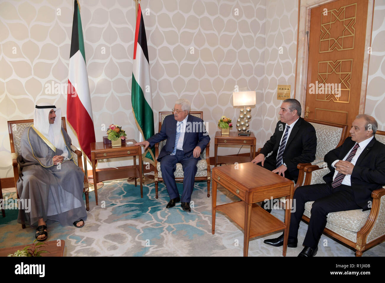 Il Kuwait Kuwait Kuwait. Xiii Nov, 2018. Il presidente palestinese Mahmoud Abbas si incontra con il Parlamento kuwaitiano Marzouq altoparlante al-Ghanim, a Kuwait City il 13 novembre 2018 Credit: Thaer Ganaim APA/images/ZUMA filo/Alamy Live News Foto Stock
