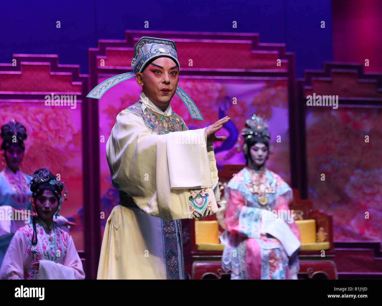 Wuhan. Xiii Nov, 2018. Foto scattata il 9 novembre 13, 2018 mostra una scena di Opera di Pechino "Princess Changping' alla Hongshan Auditorium di Wuhan, capitale della Cina centrale della provincia di Hubei. Starred da parte di Pechino Opera esecutori Yu Kuizhi e Li Shengsu, "Princess Changping" narra la storia di una figlia dell'Imperatore Chongzhen, l'ultimo imperatore della dinastia Ming (1368-1644 a.C.). Credito: Zhao Jun/Xinhua/Alamy Live News Foto Stock