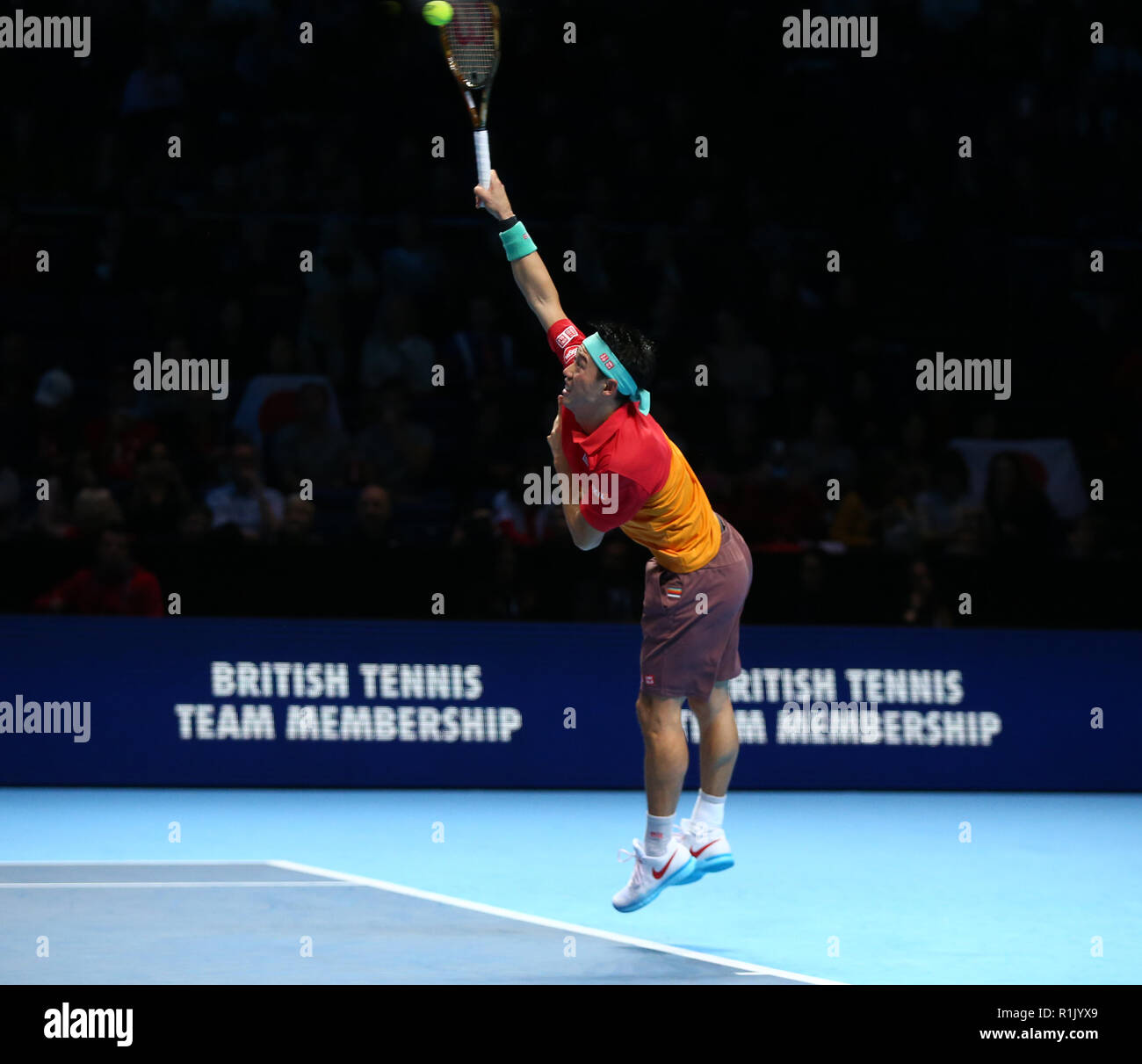Londra, Regno Unito. Novembre 13, 2018. Kei Nishikori (JPN) e Kevin Anderson (RSA) durante il giorno e tre single di Nitto ATP World Tour Finals giocato all'O2 Arena di Londra il 13 novembre 2018. Azione di Credito Foto Sport Foto Stock