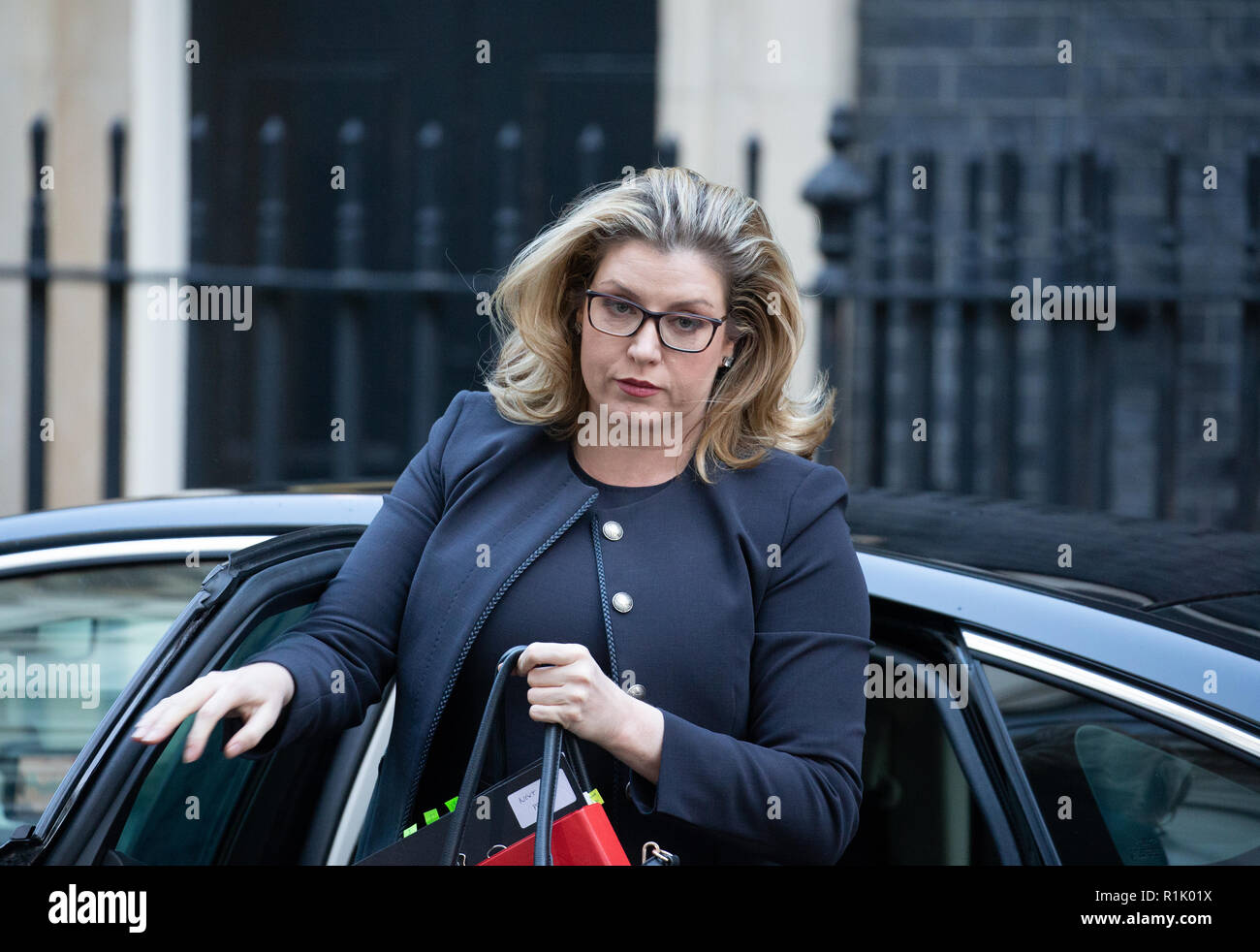 Penny Mordaunt, Segretario di Stato per lo Sviluppo Internazionale, il ministro per le donne e di Uguaglianze, arriva per la riunione di gabinetto in cui i colloqui su Brexit sono ancora in corso per portare a termine un affare. Foto Stock