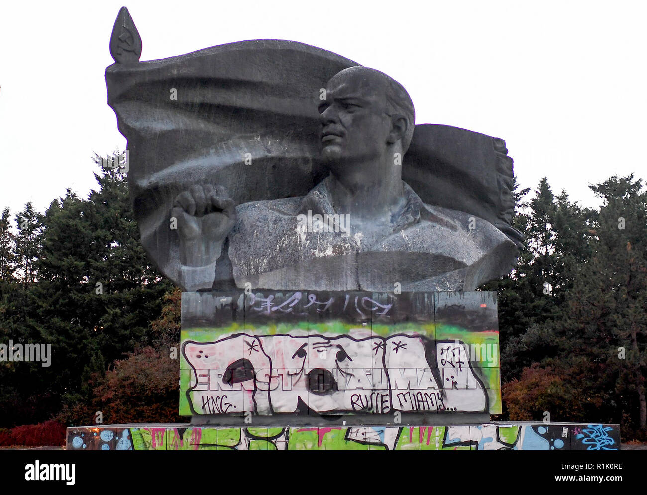 Berlino, Germania. Xiii Nov, 2018. La Berlino Monumento Ernst-Thälmann nel quartiere di Prenzlauer Berg. Circa quindici metri di altezza e larghezza commemorativa in bronzo dal GDR tempi sarà rinnovato a partire dal 2020. (A dpa " Berlino Monumento Thälmann sarà rinnovato' dal 13.11.2018) Credito: Britta Pedersen/dpa-Zentralbild/dpa/Alamy Live News Foto Stock