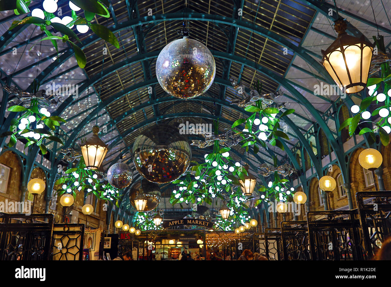 Mercato di Covent Garden di Londra, Regno Unito. Il 13 novembre 2018. Luci e decorazioni natalizie conformato baubles e vischio acceso a Londra, UK Credit: Paul Brown/Alamy Live News Foto Stock