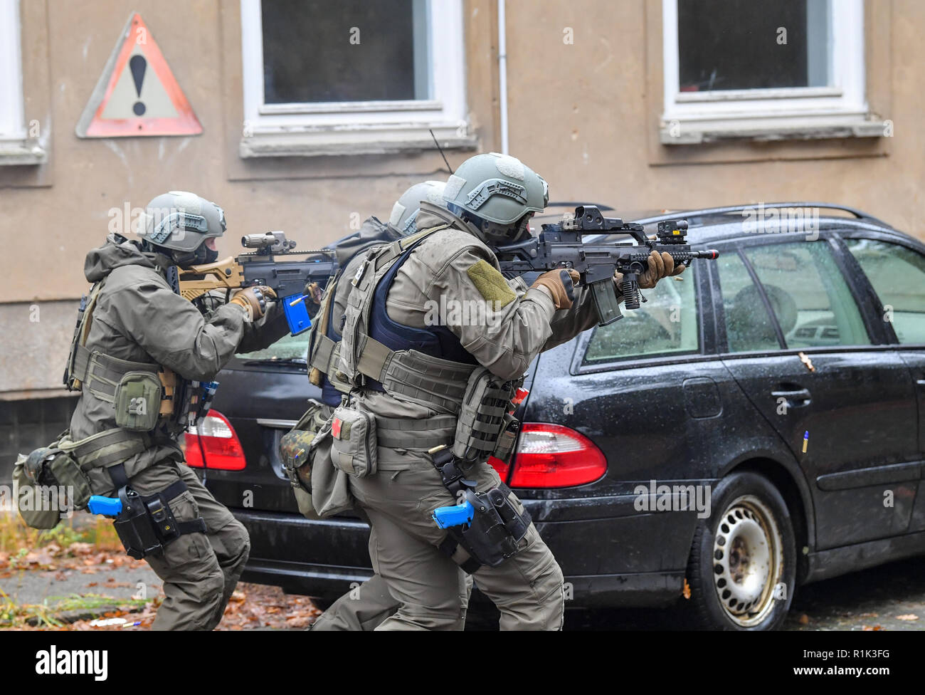 13 novembre 2018, Brandeburgo, Bernau: il Comando Operazioni Speciali (SEK) funzionari prendere parte ad un anti-terrorismo di esercizio. Per la prima volta in questa dimensione, il quartier generale della polizia effettuerà una due giorni di pieno esercizio su un attacco terroristico scenario. L' esercizio " Atto 2018' (azione contro il terrore 2018) si concentra su un attacco multiplo scenario con diverse posizioni di esercizio. Lo scopo di questo esercizio è esaminare i concetti funzionali redatto e l'interazione di tutte le unità di polizia coinvolti e di trarre conclusioni per ulteriori misure se necessario. Foto: Patrick Pleul/dpa-Zentralbild/ZB Foto Stock