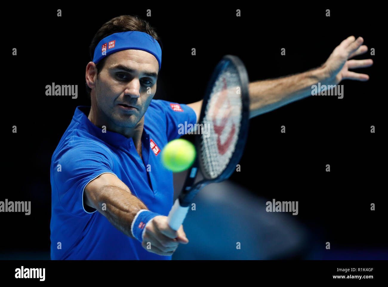 Londra, Regno Unito. Xiii Nov, 2018. Roger Federer compete durante il singles match contro Dominic Thiem dell'Austria durante il giorno 3 del 2018 Nitto ATP World Tour Finals presso la O2 Arena di Londra, Gran Bretagna il 9 novembre 13, 2018. Credito: Han Yan/Xinhua/Alamy Live News Foto Stock