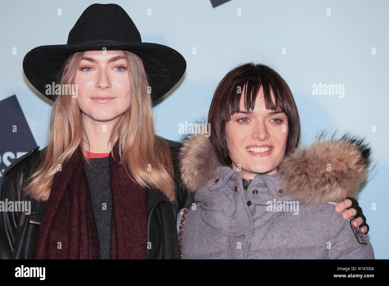 Somerset House, Londra, Regno Unito, 13 novembre 2018. Eve Delf e Sam Rollinson. Arrivi delle celebrità. Pattina alla Somerset House con Fortnum & Mason apre con una festa di lancio ufficiale, mentre la famosa pista di pattinaggio ritorna all'interno dello storico scenario della Somerset House per il sesason di pattinaggio su ghiaccio. La pista di pattinaggio è aperta al pubblico dal 14 novembre. Credit: Imageplotter News e Sports/Alamy Live News Foto Stock