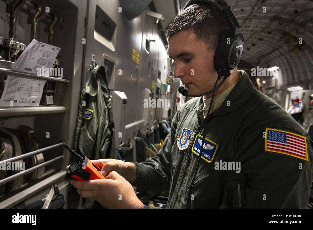 Stati Uniti Air Force Senior Airman Timothy D. Congo, un istituto di medicina aeronautica tecnico di evacuazione con l'Istituto di medicina aeronautica 439th squadrone di evacuazione (AES), controlla il suo aereo wireless intercom sistema prima di una comune missione di formazione con il 514th AES, 45th AES e il 439th AES in base comuneGuire-Dix Mc-Lakehurst, N.J., il 5 ottobre 2018. Il 514th è una Forza Aerea di riserva dell'unità di comando in corrispondenza della giunzione baseGuire-Dix Mc-Lakehurst, N.J. Il quarantacinquesimo ed il 439th AES sono Air Force riserva le unità di comando da MacDill Air Force Base Fla., e Westover riserva d'aria di base, messa. Foto Stock